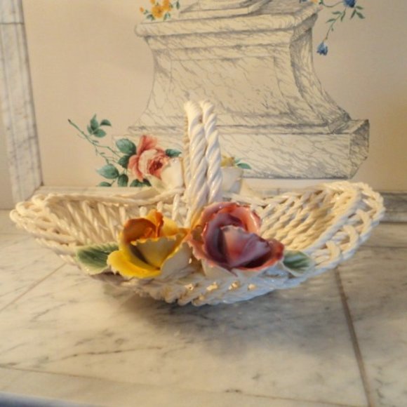 vintage porcelain Capodimonte flower basket ~ Italy~ large size - Picture 2 of 8